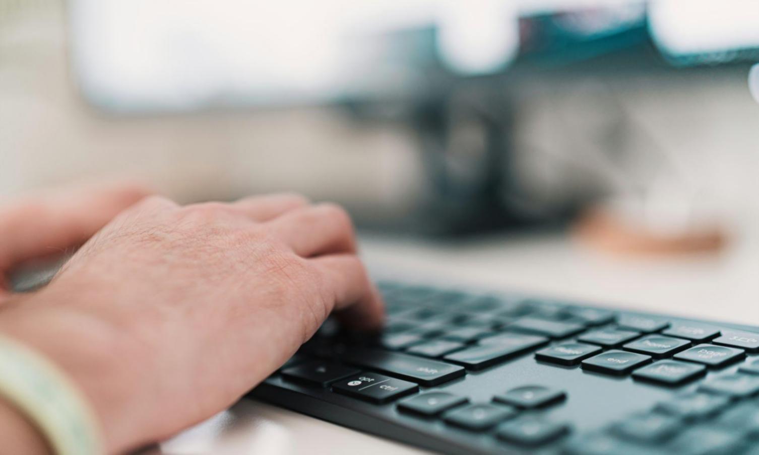 Arbeitsplatz mit Notizen und Materialien zur Kursentwicklung